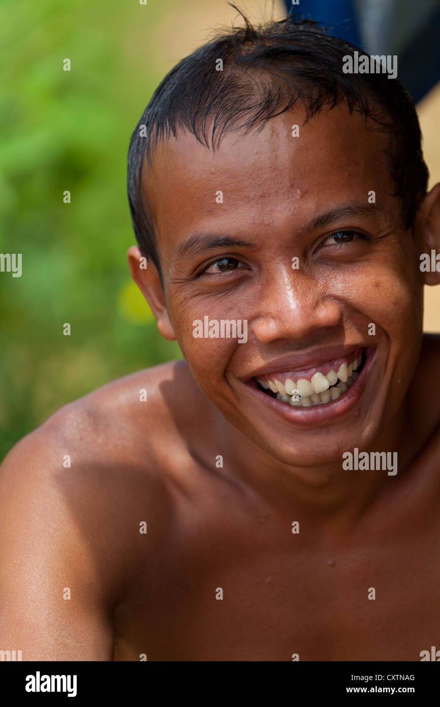 Ritratto di un diamante Digger nelle miniere di diamanti di Cempaka, Indonesia Foto Stock