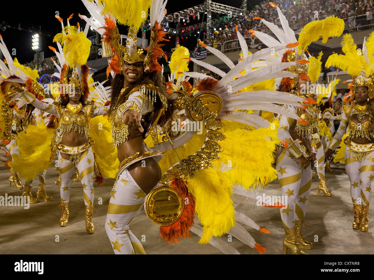 Giovane donna balli durante il carnevale di Rio de Janeiro in Brasile Foto Stock