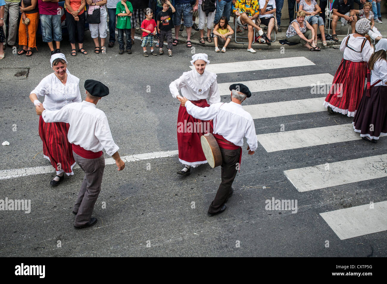 Coppie danzanti nel periodo vestito all'Autrefois Le Couserons parade di San Girons, Midi-Pirenei, Francia. Uso editoriale. Foto Stock