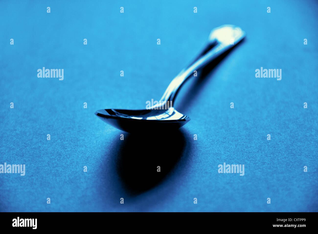 Chiusura del cucchiaio su sfondo blu Foto Stock