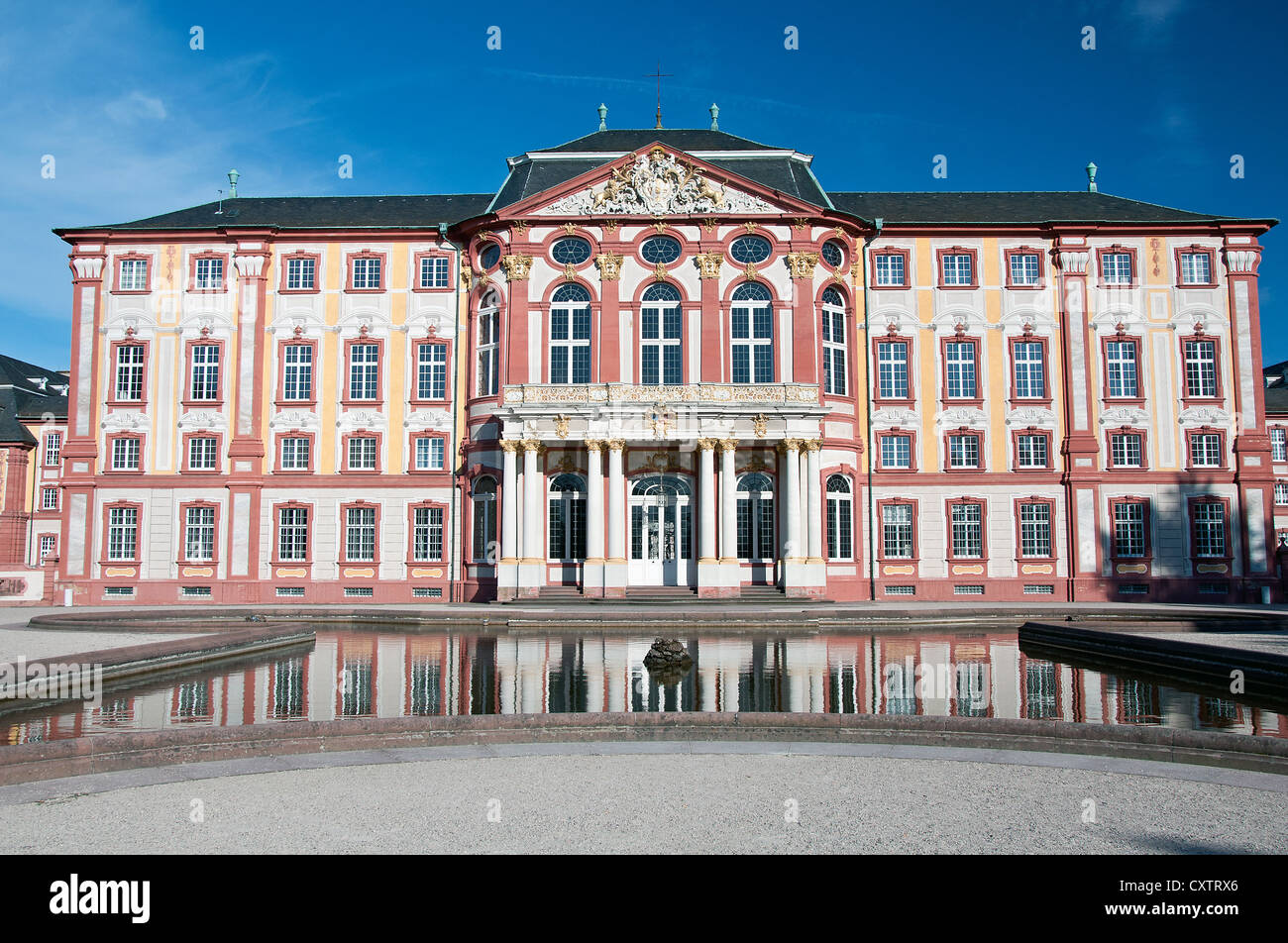 Bellissimo castello barocco di Bruchsal in Germania con acqua la riflessione Foto Stock