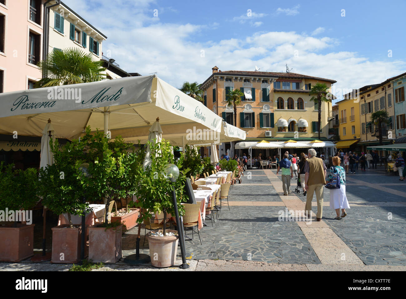 Piazza Carducci, Sirmione sul Lago di Garda, provincia di Brescia, regione Lombardia, Italia Foto Stock
