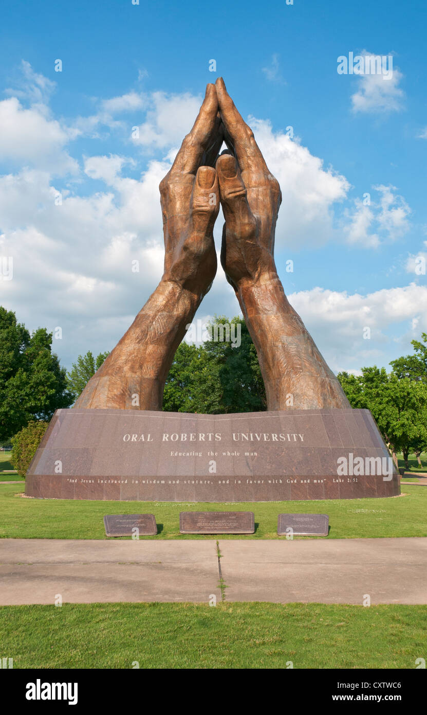 In Oklahoma Tulsa, Oral Roberts University, la scultura di mani in preghiera. Foto Stock