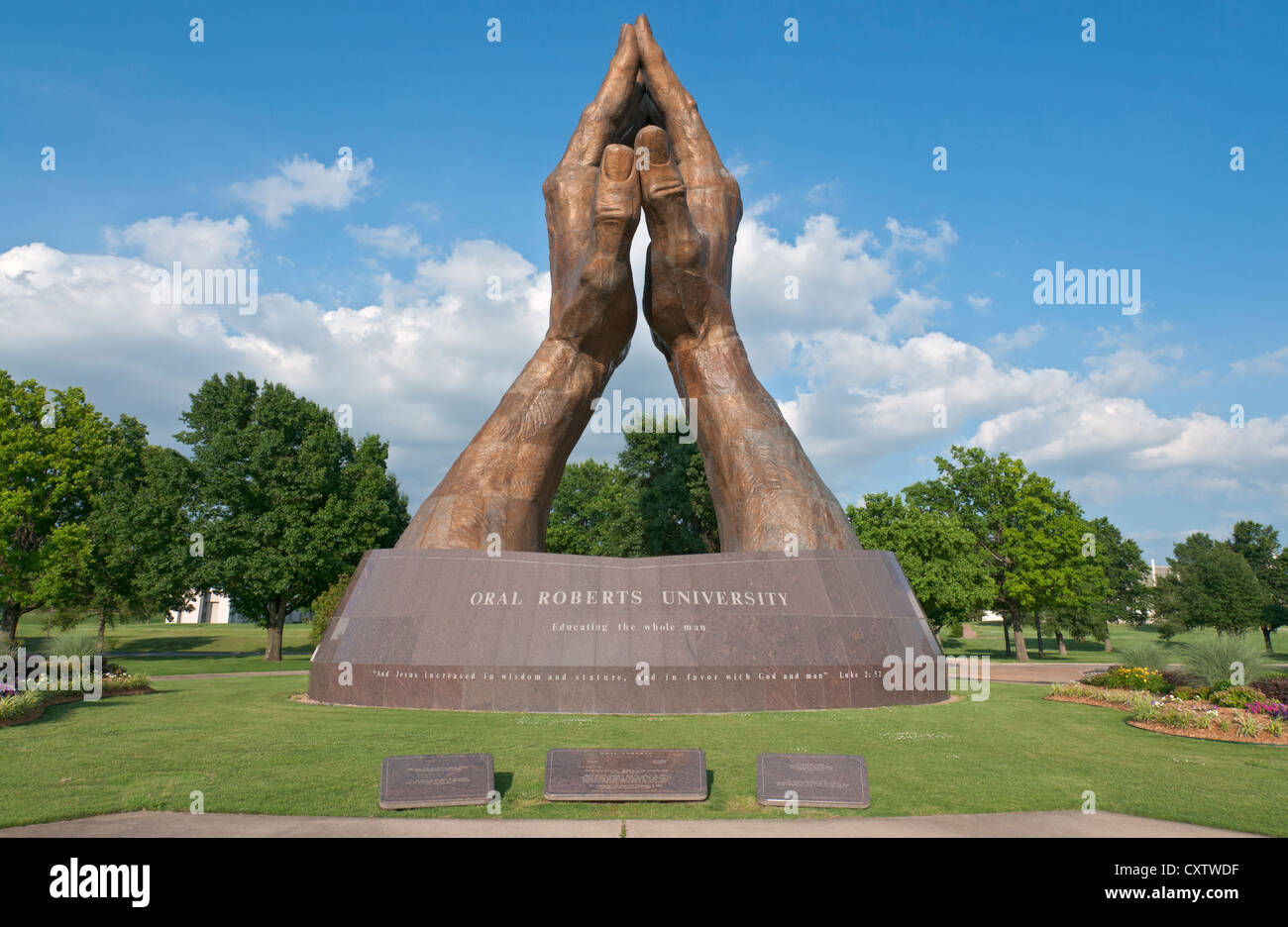 In Oklahoma Tulsa, Oral Roberts University, la scultura di mani in preghiera. Foto Stock