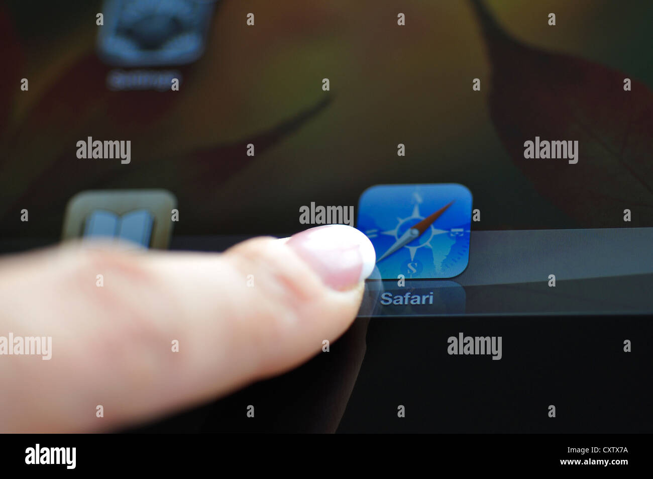 Safari icona internet per iPad e il dito premendo il tasto Foto Stock