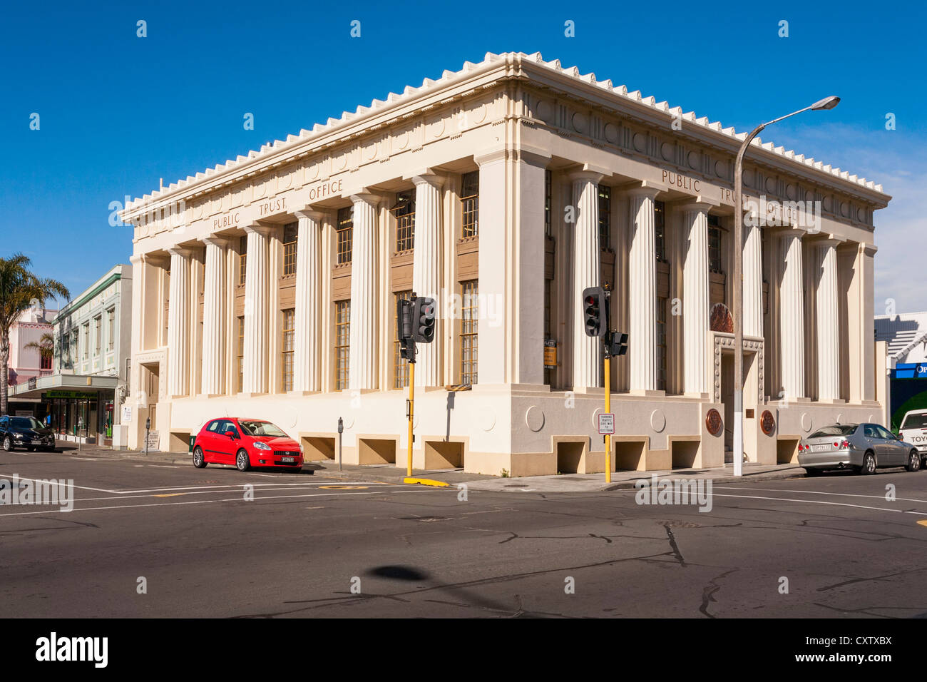 La fiducia del pubblico ufficio è stato uno dei pochi edifici a sinistra in piedi nel centro di Napier, Nuova Zelanda Foto Stock