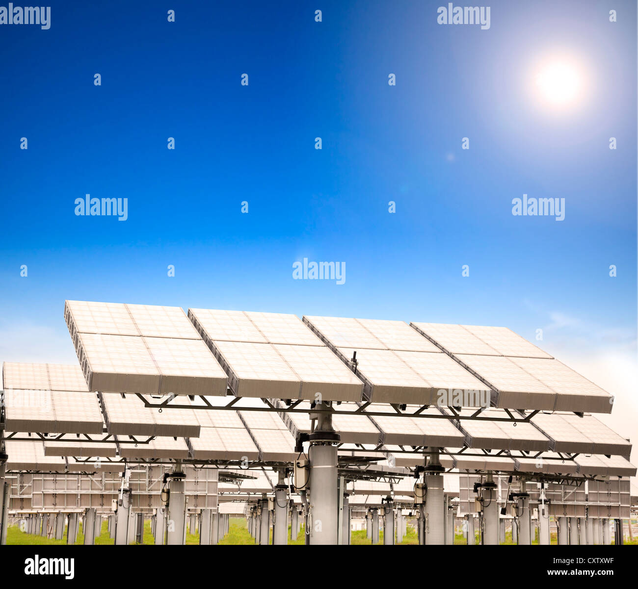Moderno pannello solare con sun tracking system Foto Stock