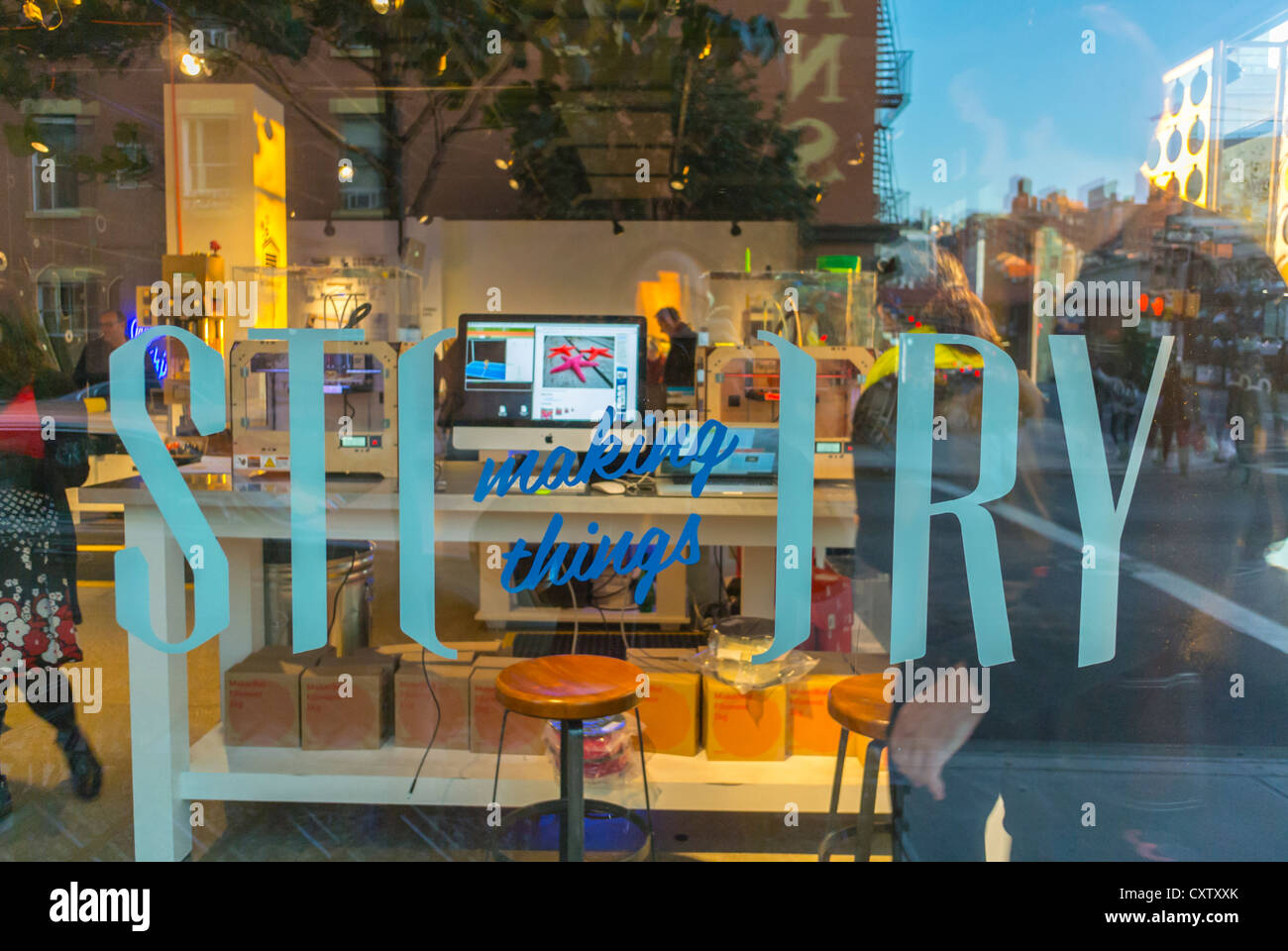 New York City, NY, STATI UNITI D'AMERICA, American Concept Store 'Storia' collaborare con "GE Garage' per celebrare il "valorizzare le cose di esperienza per gli spettatori di design da loro proprie idee. Segno nella finestra, officina Laboratorio di formazione Foto Stock