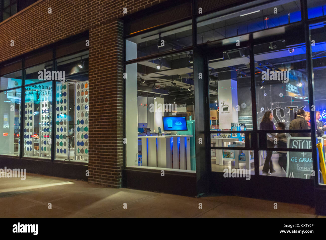 New York City, NY, USA, American Concept Store 'Story' in collaborazione con 'GE Garages' per celebrare l'esperienza 'fare cose' per gli spettatori di progettare sulla base delle proprie idee. Scopri le facciate di Windows Night Foto Stock