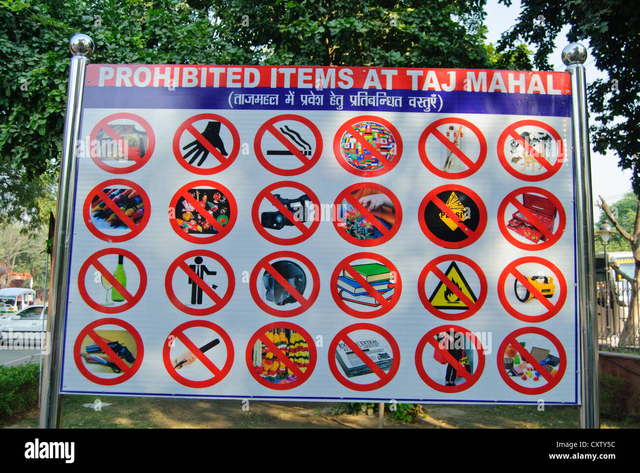 Oggetti vietati il segno al posto di biglietteria del Taj Mahal Foto Stock
