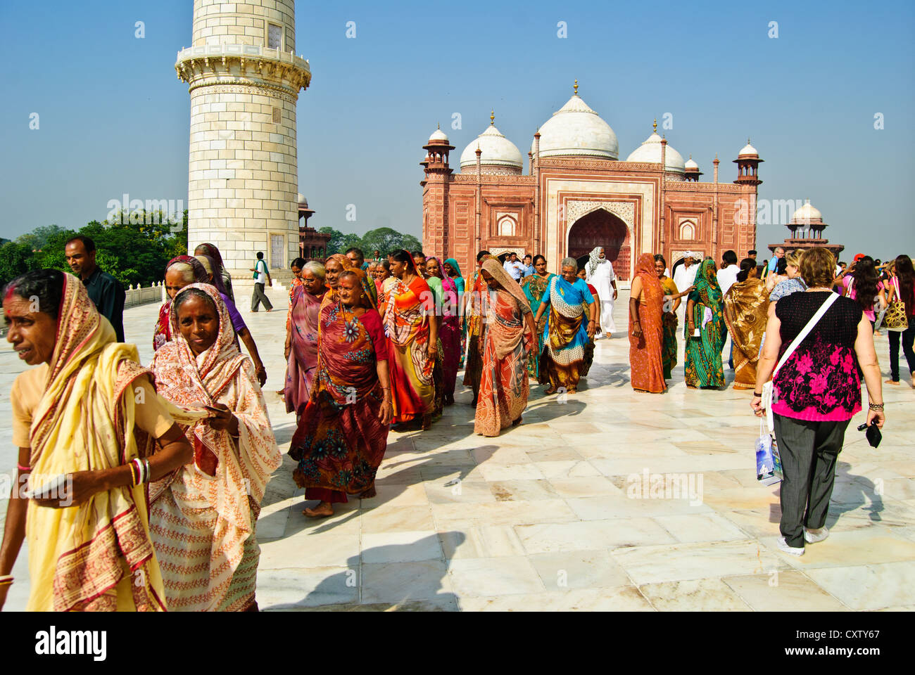 Indian i turisti in visita a Taj Mahal in variopinti costumi tradizionali Foto Stock