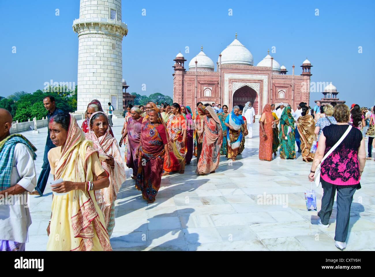 Indian i turisti in visita a Taj Mahal in variopinti costumi tradizionali Foto Stock