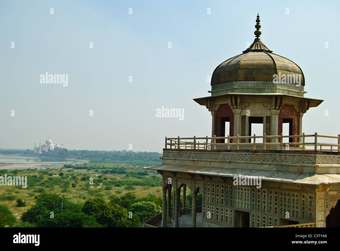 Musamman Burj, dove Shah Jahan fu imprigionato e dove egli potrebbe guardare fuori al Taj Mahal, la tomba di sua moglie amata. Foto Stock