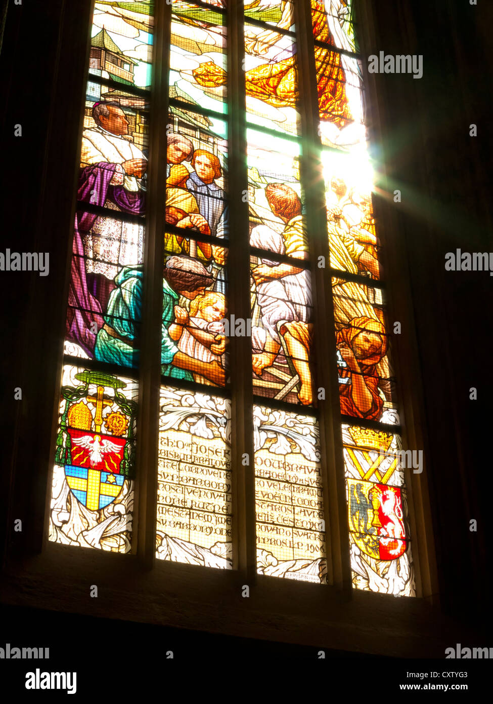 Dettaglio della finestra colore - finestra di reticolo. Pubblico monumento nazionale - Cattedrale di Santa Barbara, Kutna Hora, Boemia Foto Stock
