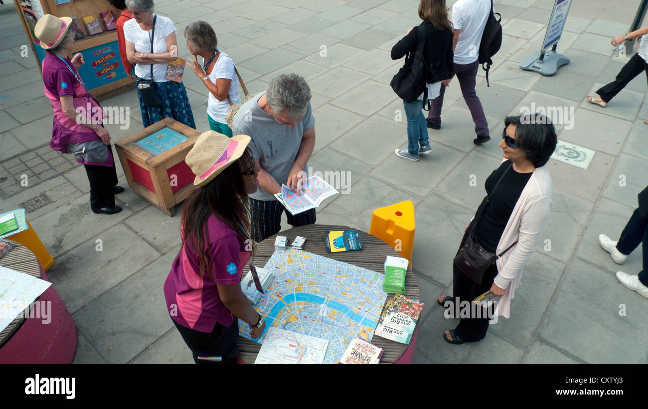 I produttori di giochi aiutano i visitatori con informazioni turistiche e mappe su South Bank durante i Giochi Paralimpici a Londra Inghilterra Regno Unito 2012 KATHY DEWITT Foto Stock