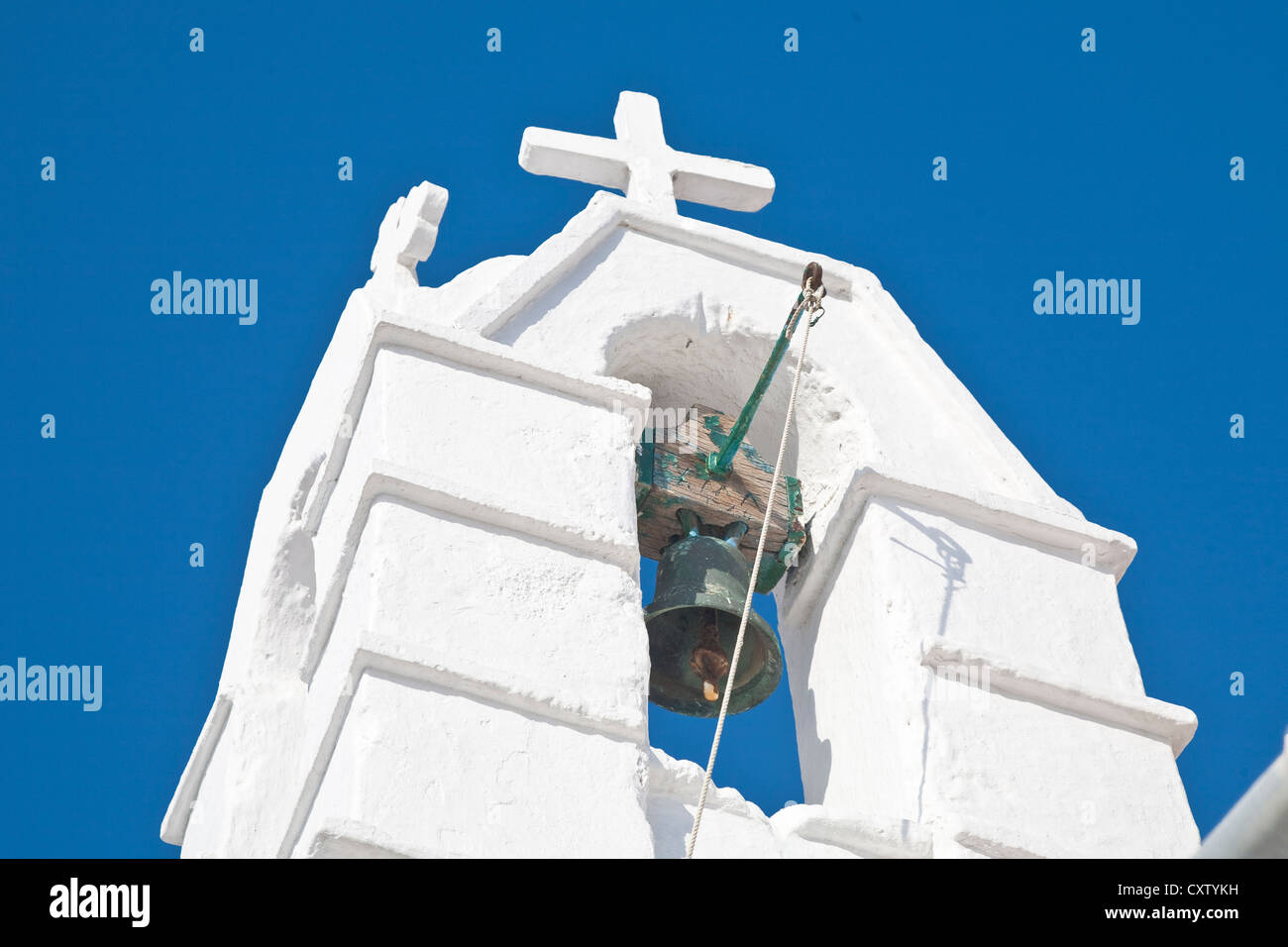 Campana in una torre campanaria di una classica chiesa greca sull'isola di Mykonos. Foto Stock