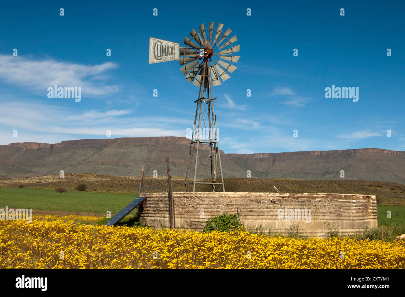 Solarenergy-supportato il mulino a vento di una pompa irrigatoria nel Hantam Karoo, Sud Africa Foto Stock