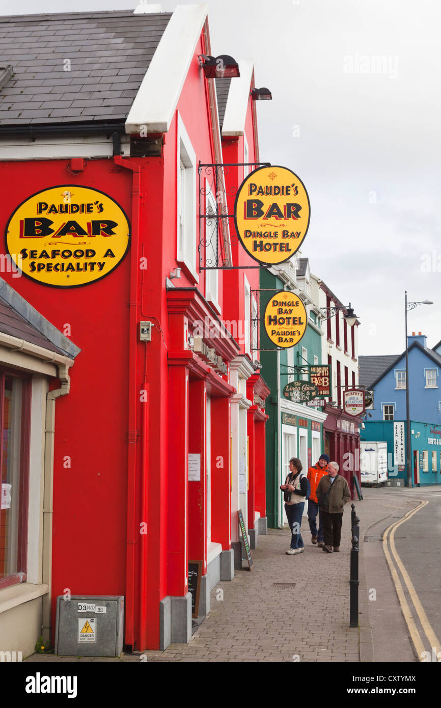 Dingle, nella contea di Kerry, Irlanda. Scena di strada in città. Bar che offre frutti di mare. Foto Stock