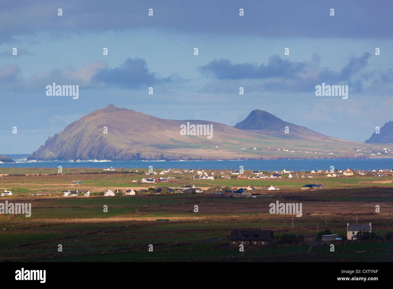 Penisola di Dingle, nella contea di Kerry, Irlanda. Vista sul porto di Smerwick. Foto Stock