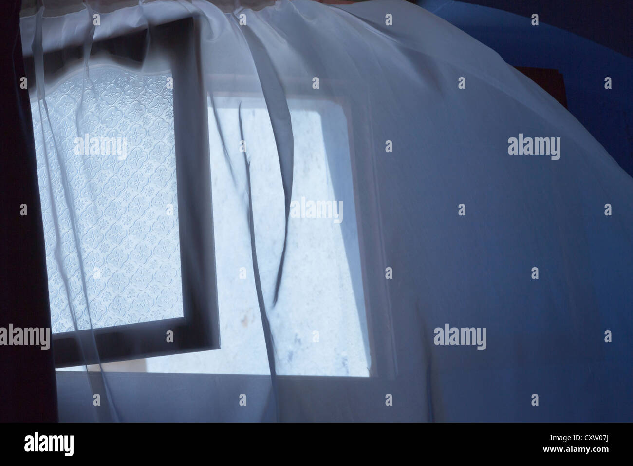 Tenda da finestra aperta billowing in una brezza. Foto Stock