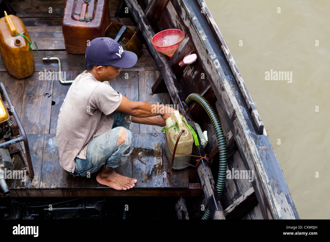 Un uomo su una barca in Banjarmasin, Indonesia Foto Stock