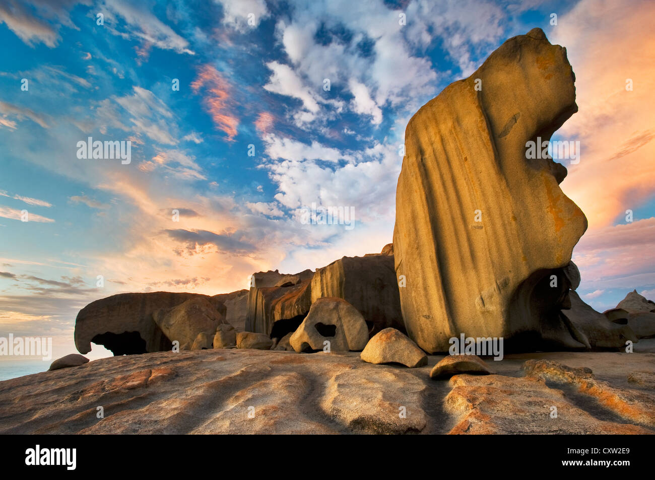 Famose rocce notevoli sotto nuvole colorate all'alba. Foto Stock