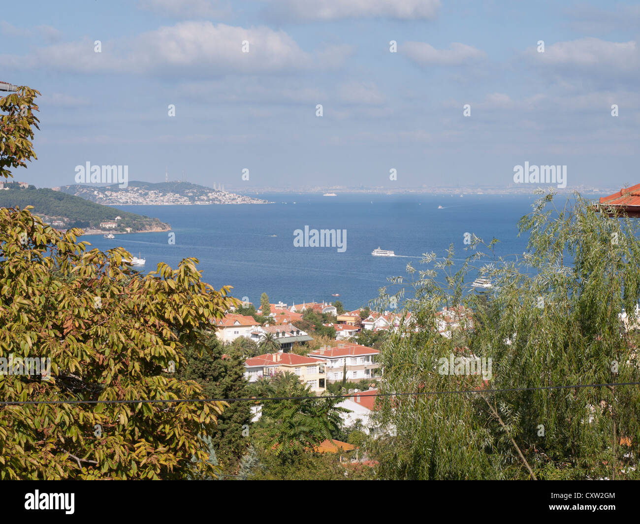 Vista delle altre isole da Buyukada uno dei principi isole nel Mar di Marmara, skyline di Istanbul in background Foto Stock