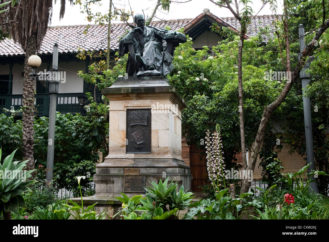 Statua e monumento Rufino José Cuervo, linguista, Bogota, Colombia Foto Stock