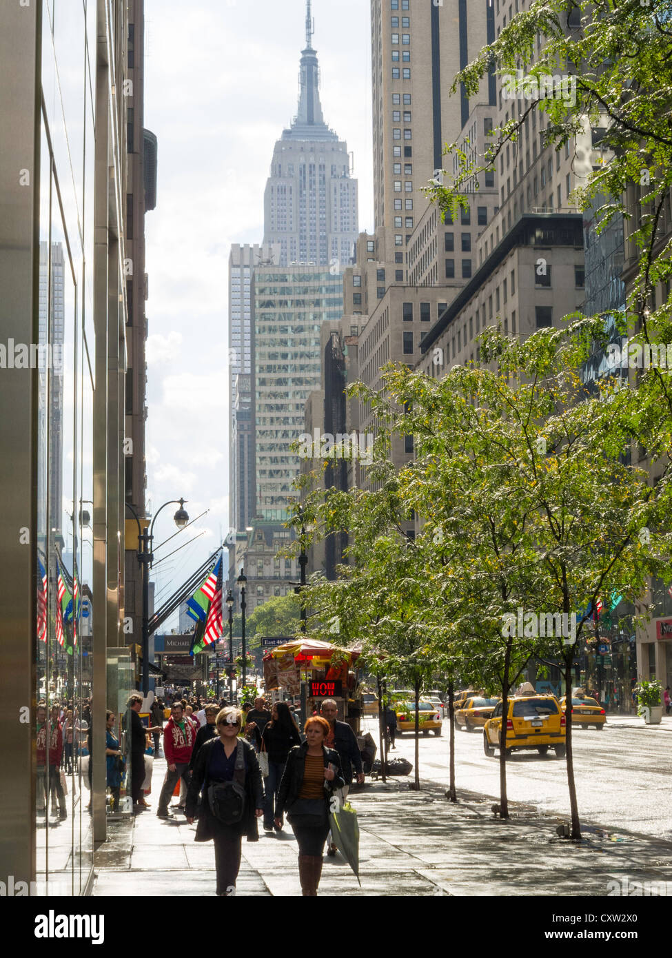 Il marciapiede folle sulla Fifth Avenue, New York Foto Stock