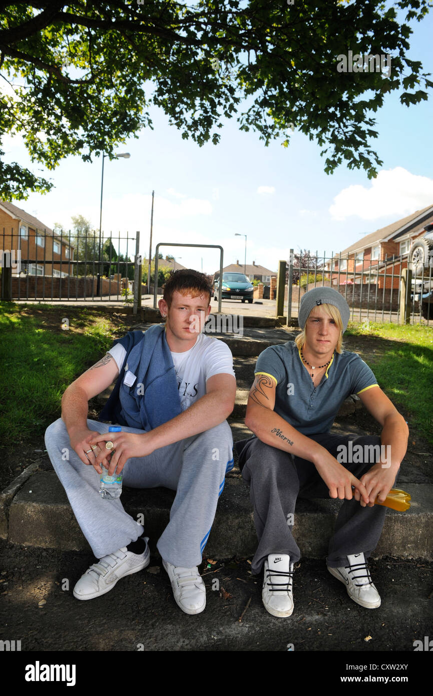Due adolescenti di sesso maschile nel quartiere Hartcliffe di Bristol REGNO UNITO Foto Stock