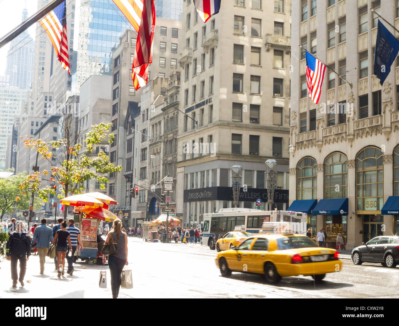 Taxi e scene di strada, Fifth Avenue, New York Foto Stock