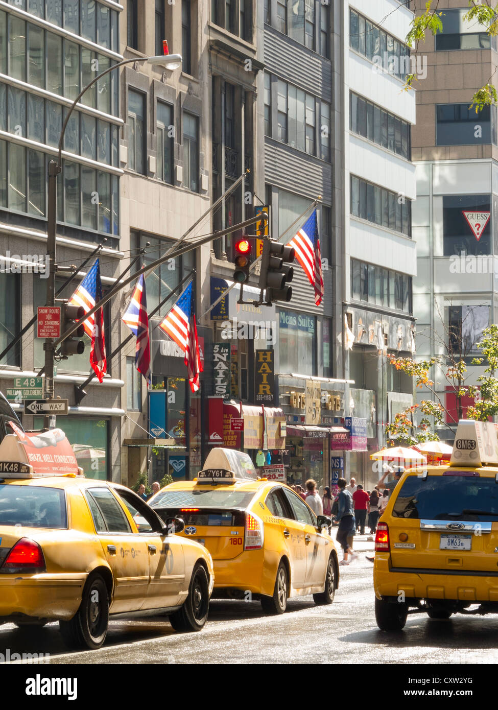 Taxi e scene di strada, Fifth Avenue, New York Foto Stock