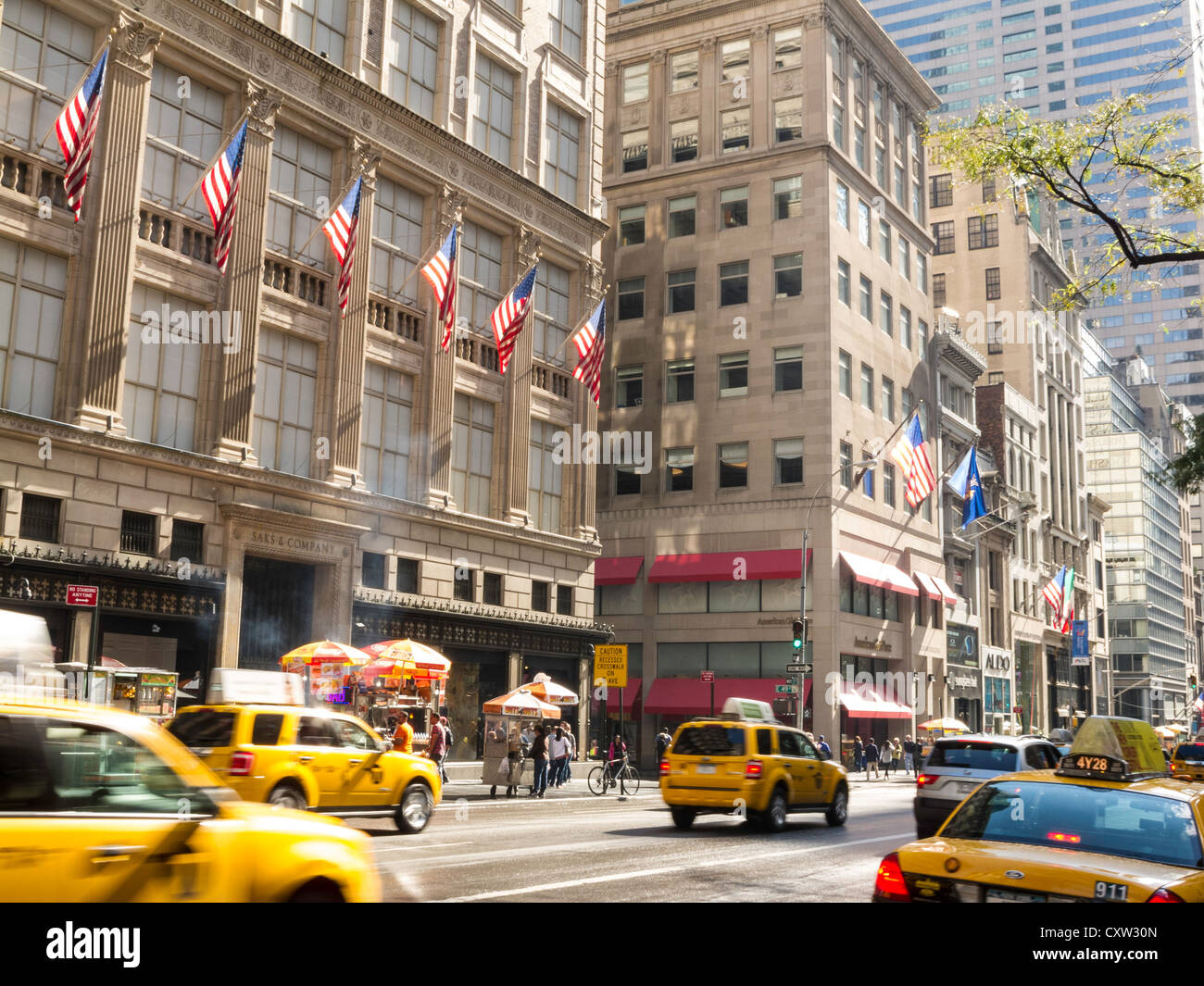 Taxi e scene di strada, Fifth Avenue, New York Foto Stock