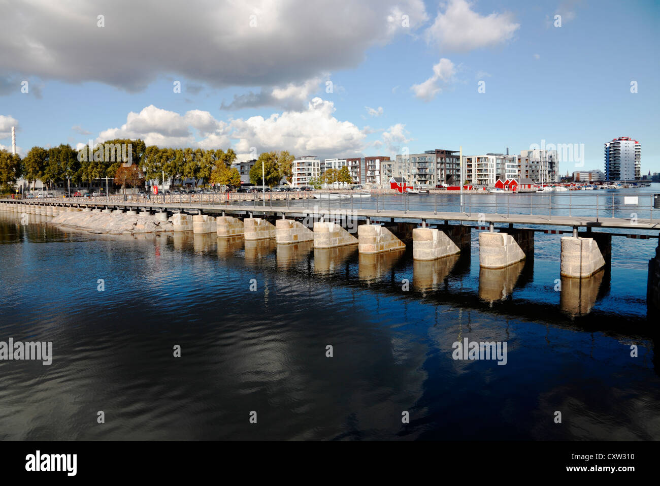 Il sistema a stramazzo accanto al blocco in Sydhavnen (Sud) Porto nel porto di Copenhagen, Danimarca. Foto Stock