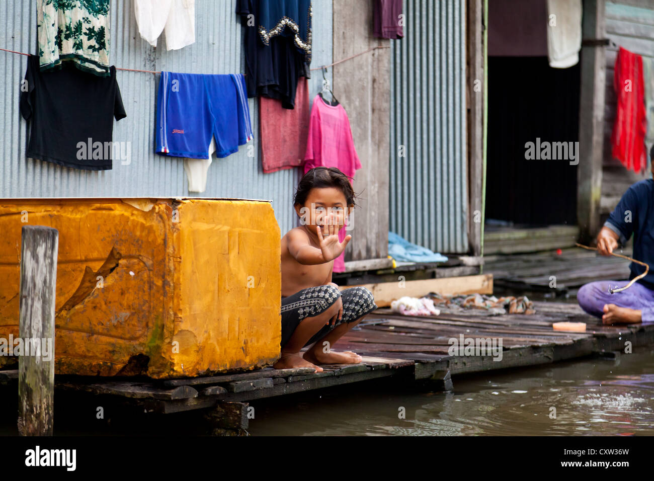 Tipica vita sul fiume in corrispondenza di un canale di Banjarmasin, Indonesia Foto Stock