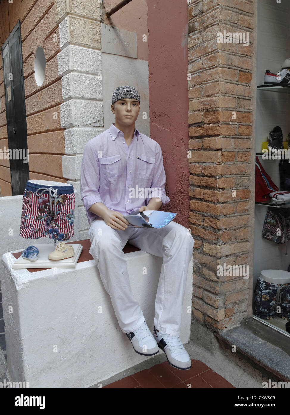 Un manichino al di fuori di un negozio di abbigliamento in Salina, Isole Eolie, in Sicilia, Italia. Foto Stock