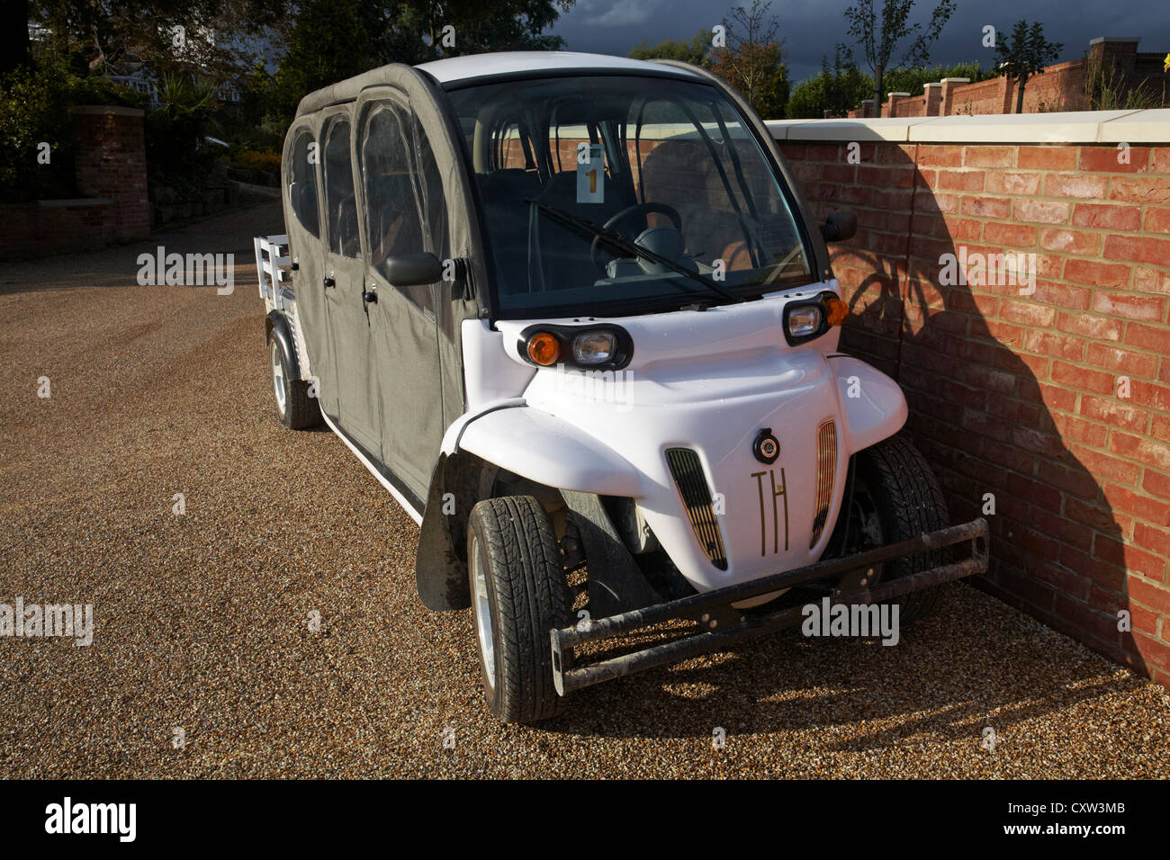 Buggy auto elettrica in attesa di portare i clienti alle Treehouses a Chewton Glen Hotel & Spa, New Milton, New Forest, Hampshire UK nel mese di settembre Foto Stock