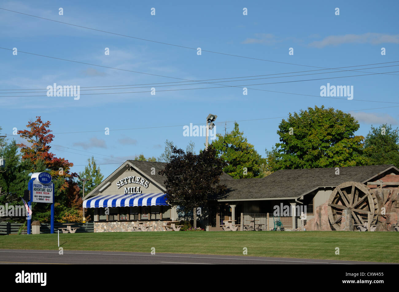 Il decantatore mulino del campo da Golf nel Northwoods città di Minocqua Wisconsin WI Foto Stock