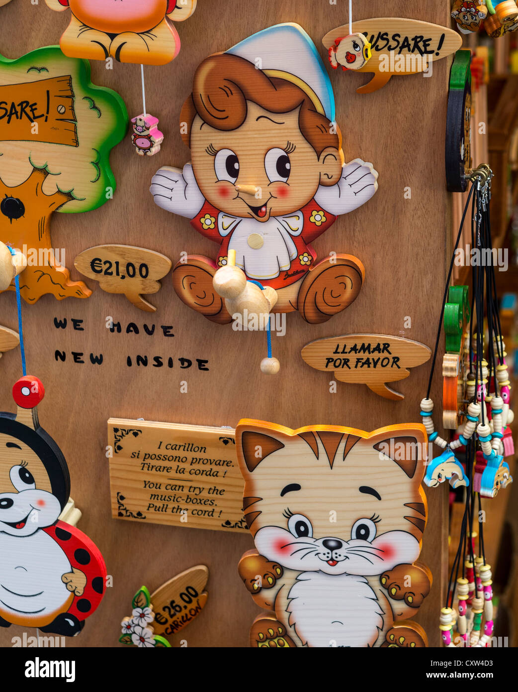 Negozio finestra display del dipinto di giocattoli di legno comprendente un  Pinocchio con un gancio appendiabiti che assomiglia a suo pene Foto stock -  Alamy