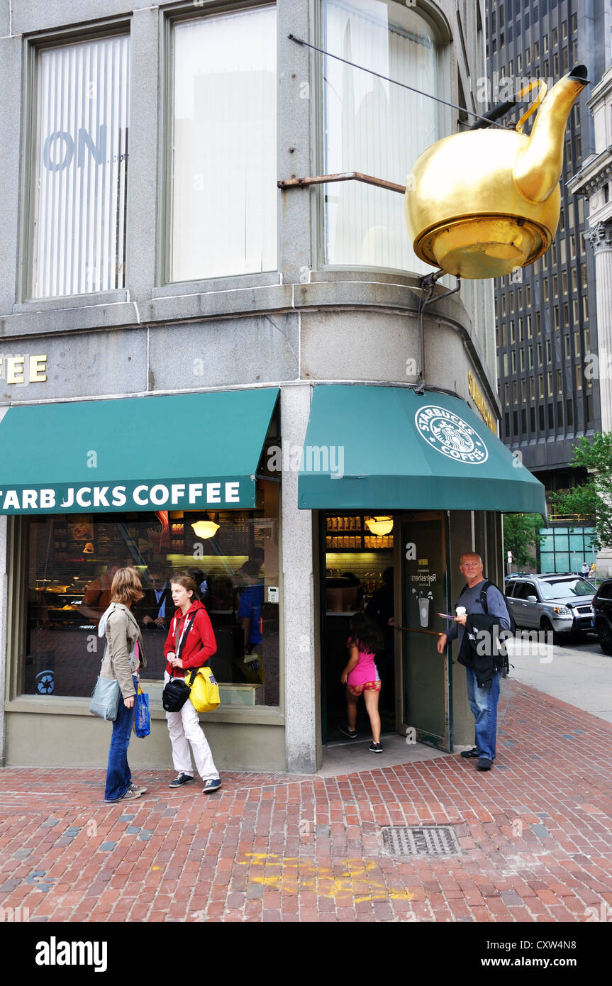 Starbucks Cafe e cottura a vapore gigante di bollitore per il tè, Boston, Stati Uniti d'America Foto Stock