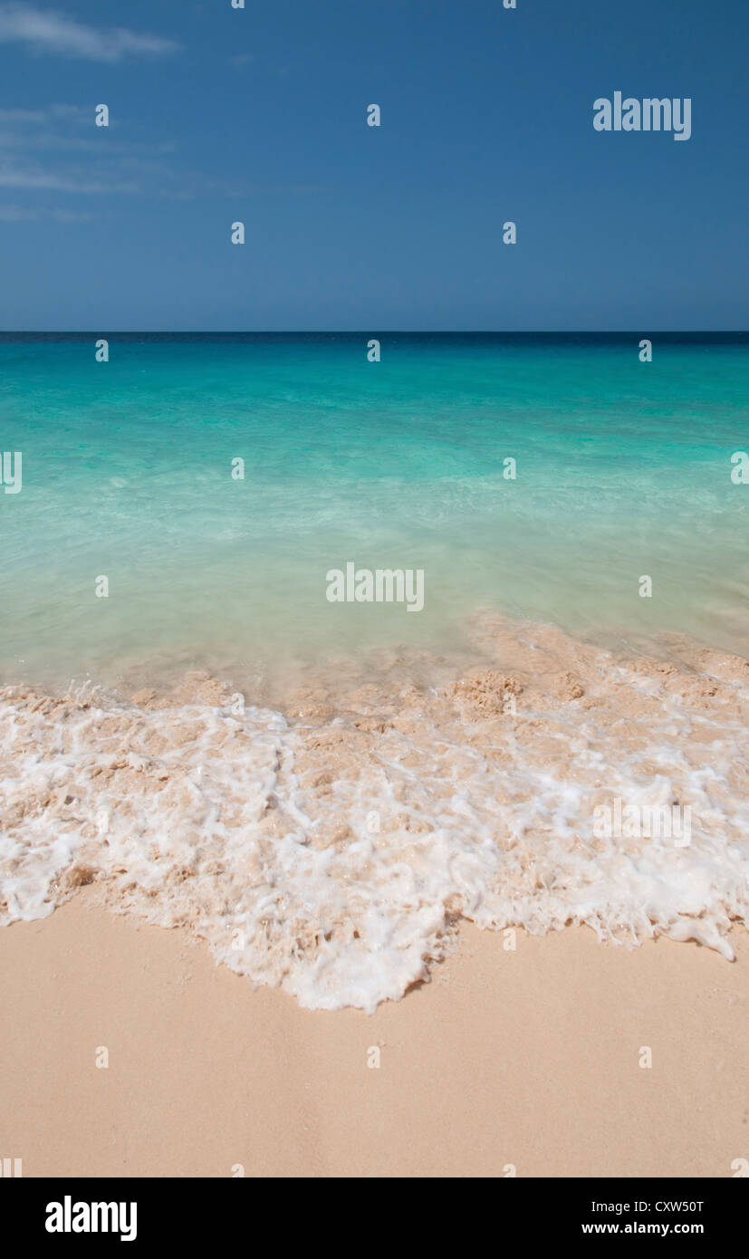 Atlantic surf sulla spiaggia di Santa Maria, Sal, Isole di Capo Verde, Africa Foto Stock