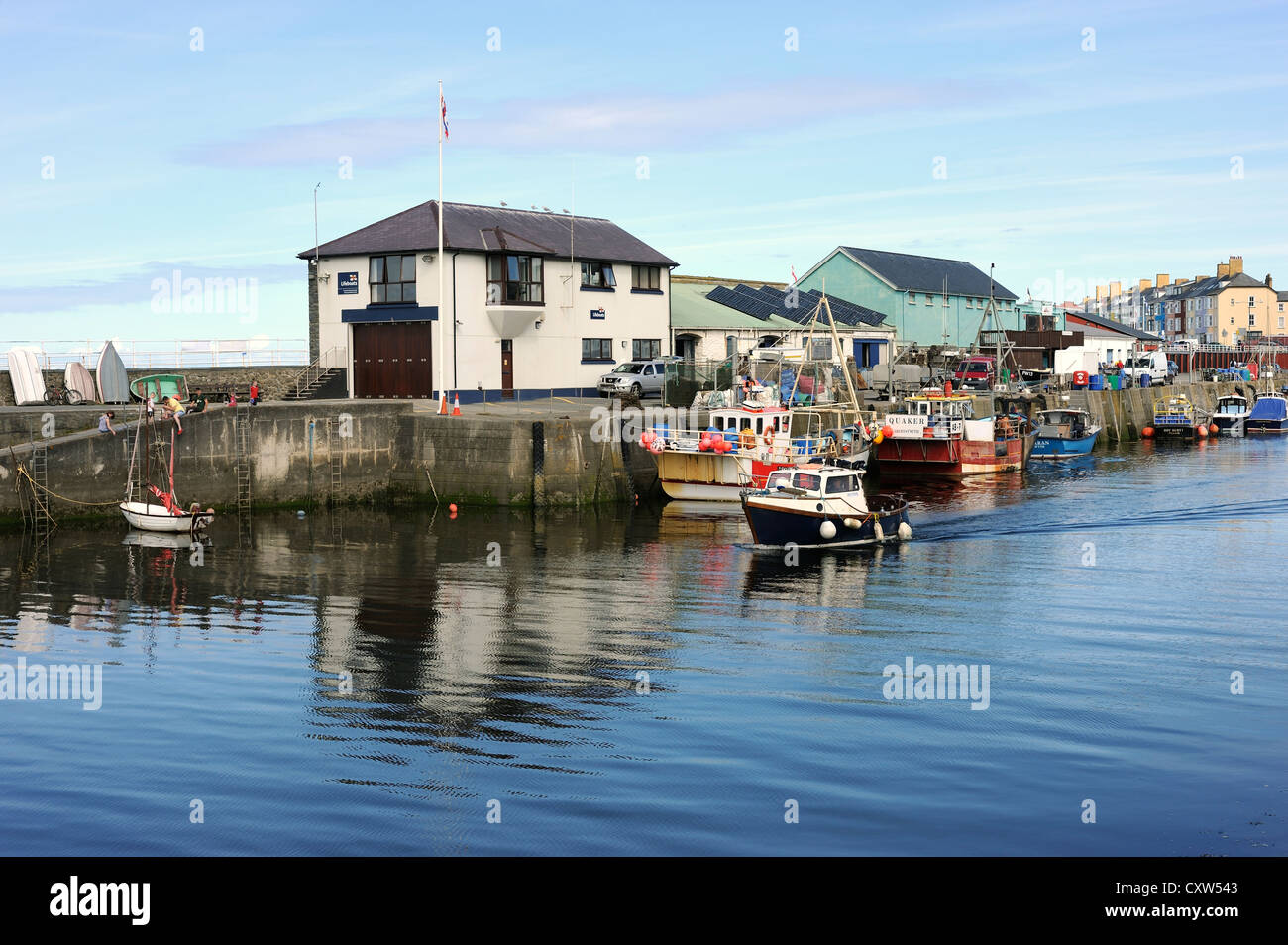 Barca da pesca lasciando aberystwyth Harbour Foto Stock