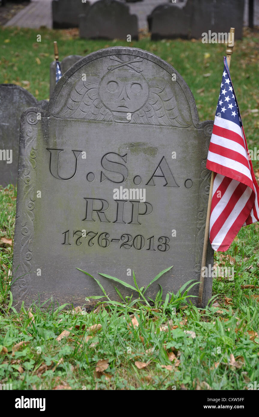 Vecchia tomba con Stati Uniti d'America 1776 - 2013 e R.I.P. incisa sulla pietra tombale Foto Stock