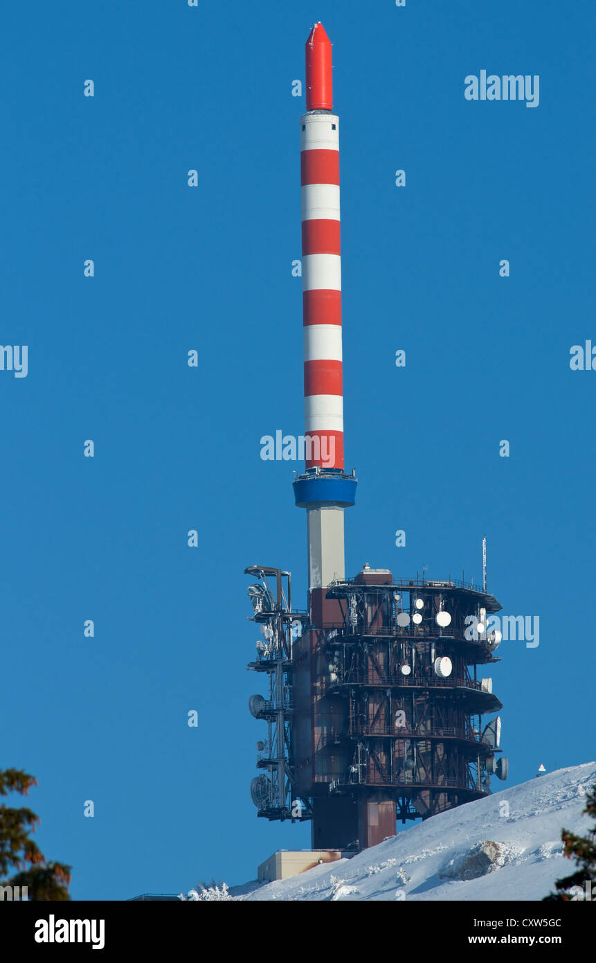 Chasseral torre delle comunicazioni in una limpida giornata invernale Foto Stock