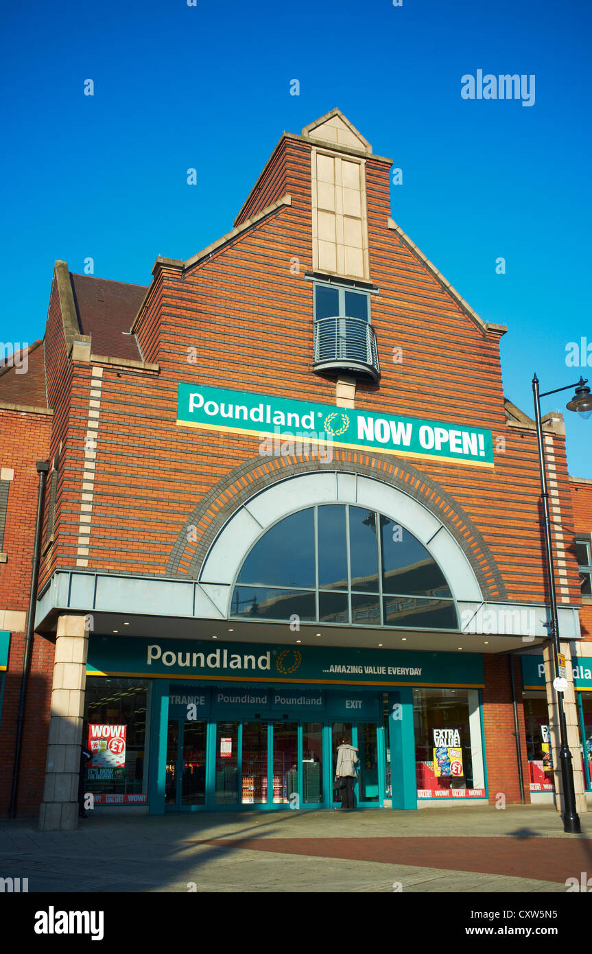 Entrata al negozio Poundland, Park Street Walsall West Midlands, Regno Unito Foto Stock