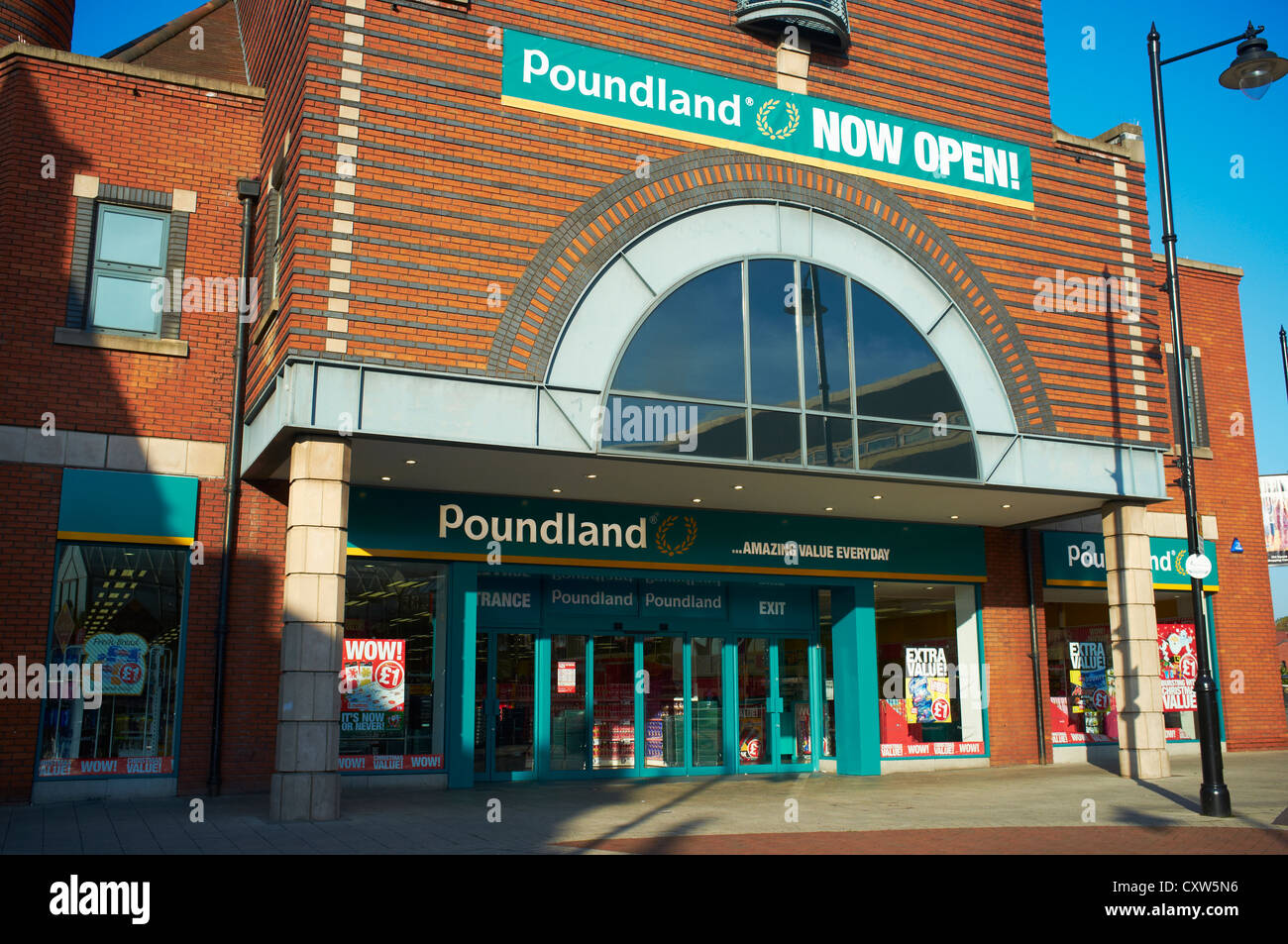 Entrata al negozio Poundland, Park Street Walsall West Midlands, Regno Unito Foto Stock