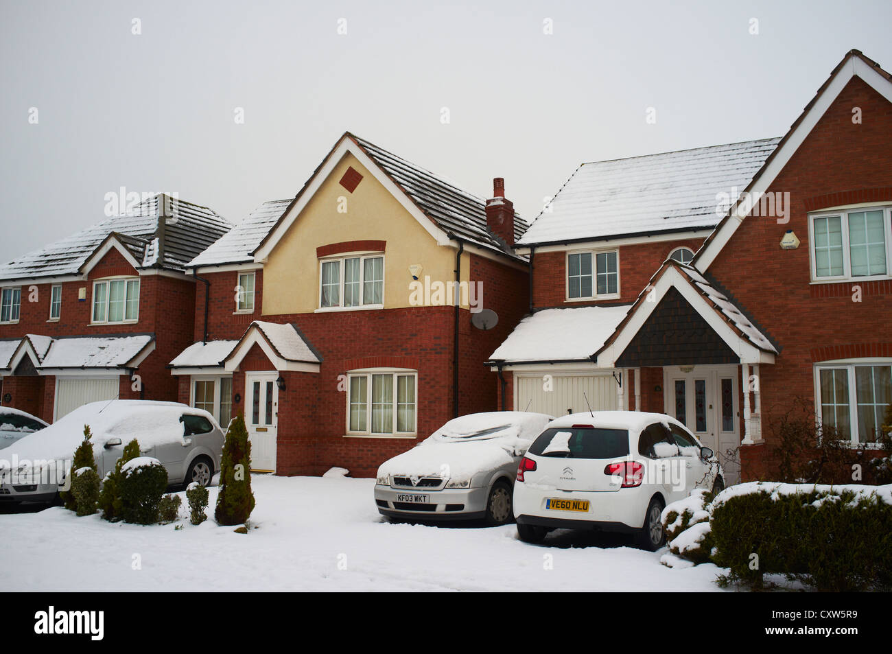 Distaccate red case di mattoni coperta di neve Sutton Coldfield Birmingham REGNO UNITO Foto Stock