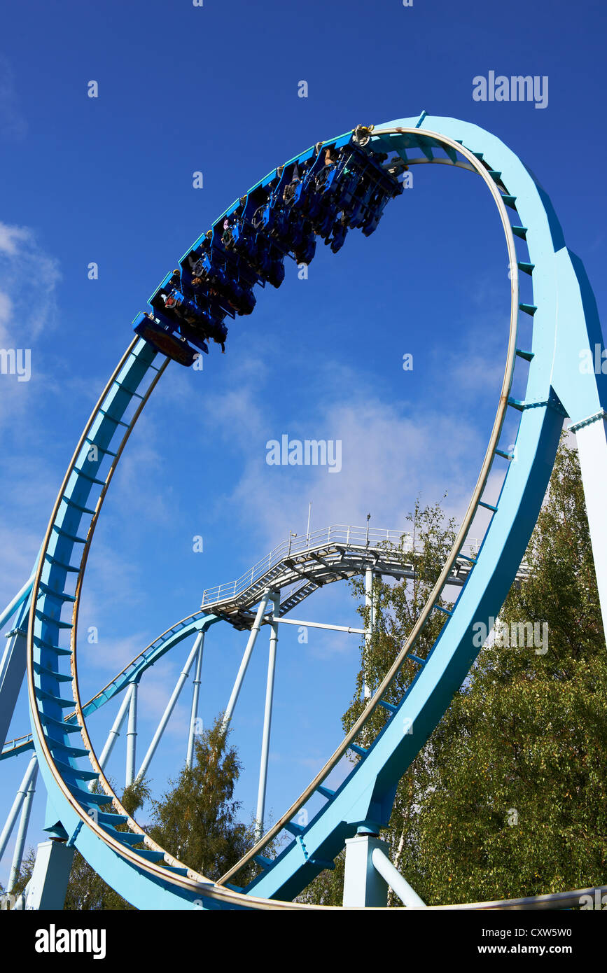 L'onda d'urto dell'Europa solo stand up roller coaster ride parco a tema Drayton Manor Tamworth Staffordshire REGNO UNITO Foto Stock
