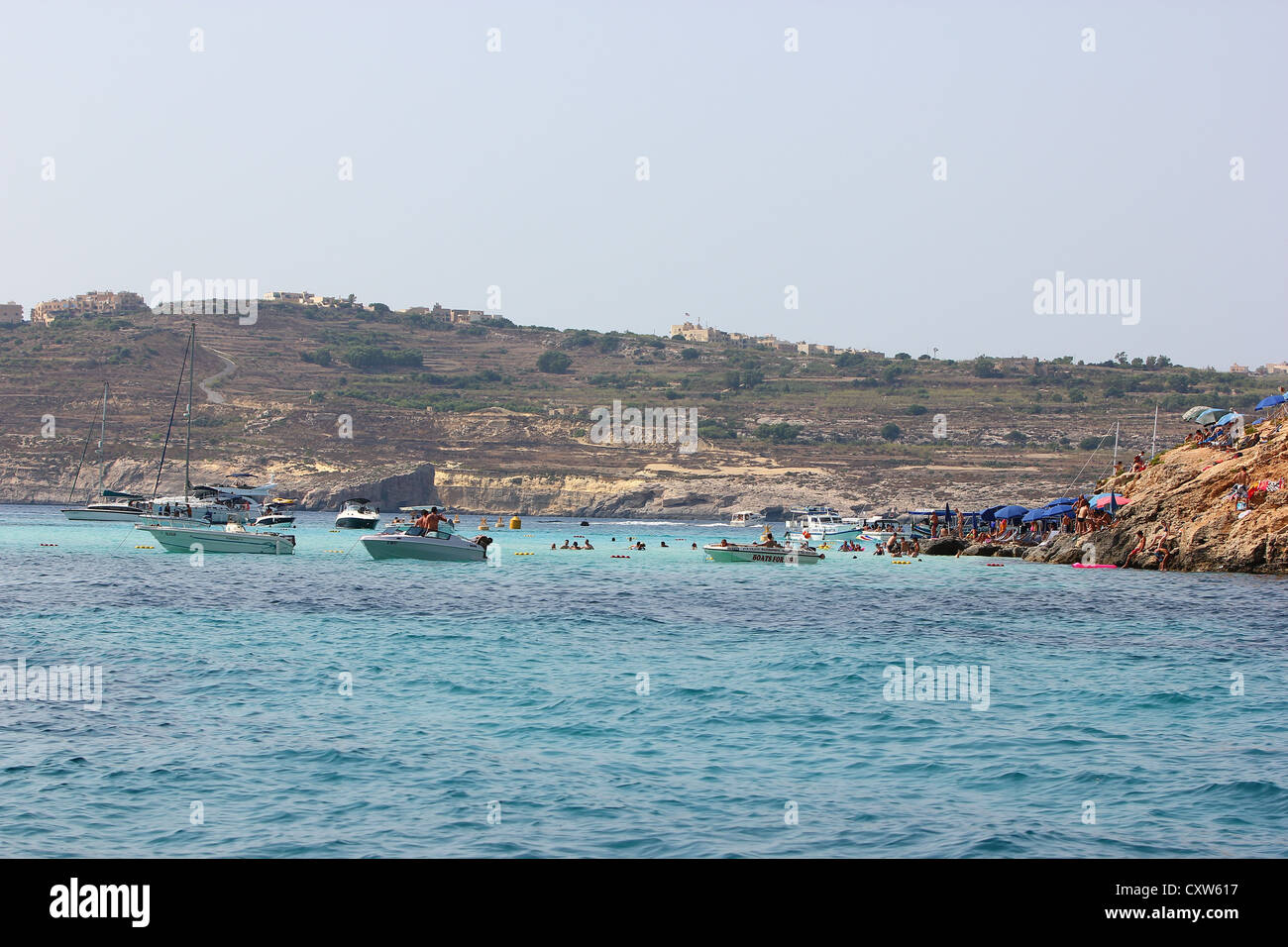 Una foto di una imbarcazione turistica Laguna Blu, Malta, blu acqua, rocce, turismo, turisti, mare, barca, colori luminosi, mare Foto Stock