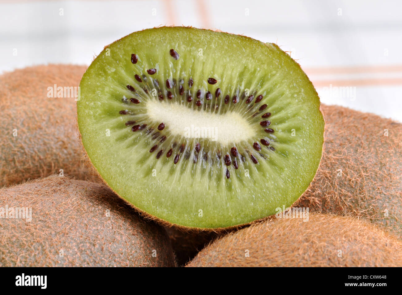 Un primo piano colpo di kiwi sul tavolo. Foto Stock